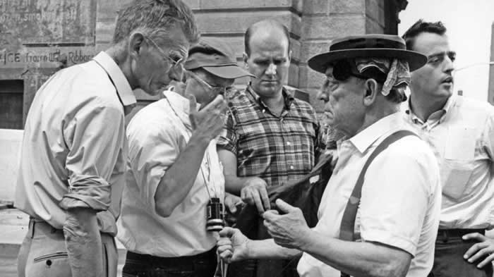 A la izquierda,  Samuel Beckett; Alan Schneider, con gorra de béisbol, y Buster Keaton, en primer plano a la derecha.